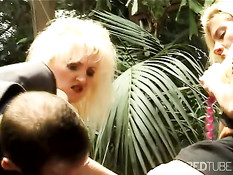 The blond blowing duet