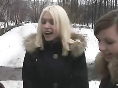 Две пары студентов трахаются на кровати