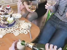 Две пары студентов трахаются на кровати