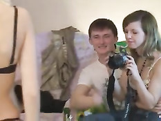 Две пары студентов трахаются на кровати