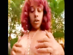 Hot babe shaking her ass