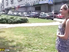 Парень дерёт двух девок у гаража