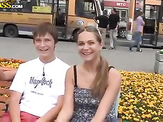 Парень дерёт двух девок у гаража