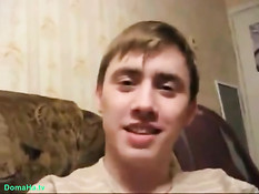 Секс молодой пары на диване