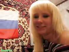 Секс молодой пары на диване