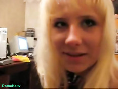 Секс молодой пары на диване