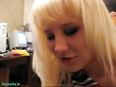 Секс молодой пары на диване