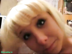 Секс молодой пары на диване