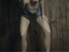 Hot babe doing a nice dance