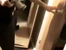 Парень трахает подружку в туалете