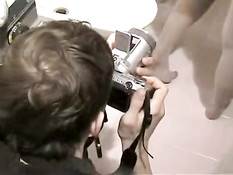 Парень трахает подружку в туалете