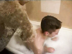 В ванной со взрослой женщиной