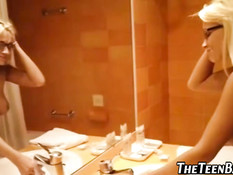 Секс с юной блондиночкой в очках