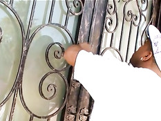 Писечка с татушкой на большом чёрном члене