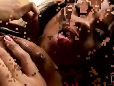 Деваха открывает свою розовую вагину