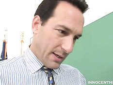 Молодая брюнетка получила член в письку