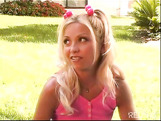 Сексуальную тёлку ебут в парке