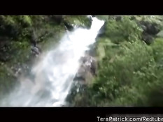 Девка пробует вагинальный и анальный секс на природе