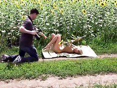 Алена позирует между подсолнухами