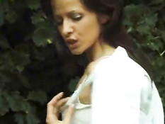 Брюнетка позирует в открытом поле