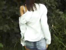 Брюнетка позирует в открытом поле