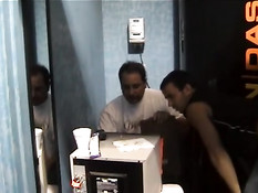 За кулисами происходят странные вещи