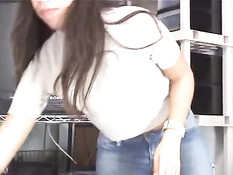 Девица из Перу делает свой первый минет