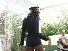 Полицейская сосёт члены парней