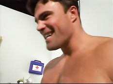 Горячая грудастая медсестра блондинка