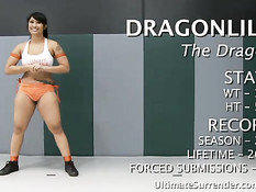 Сука трахает свою подругу в попу