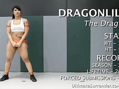 Сука трахает свою подругу в попу