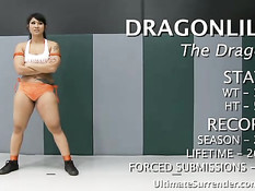 Сука трахает свою подругу в попу