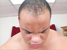 Трах с негром на розовой кровати