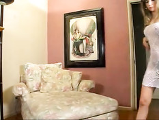 Негр трахает белую девчонку в обе дырки