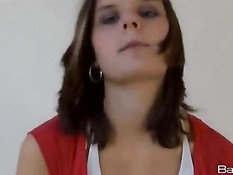 Девчонка ласкает свою юную пизду