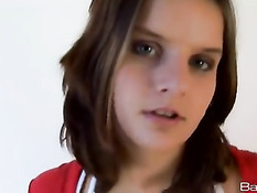 Девчонка ласкает свою юную пизду