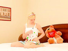 Блондинка мастурбирует и ласкает грудь