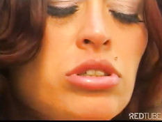 Сучка с огромной грудью делает минет