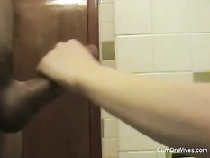Жена делает мне минет в ванной