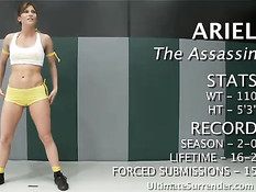 Две лесбиянки борются на ринге