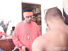 Чёрный ганстер трахается с парнем