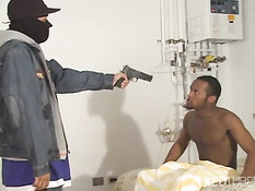 Что грабитель хочет от большого черного члена?