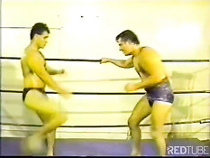 Сексуальная двух борьба парней