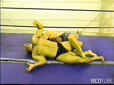 Сексуальная двух борьба парней