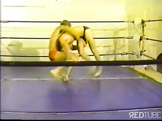 Борцы становящиеся голыми