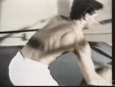 Два сексуальных мужчины борются