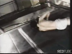 Два сексуальных мужчины борются