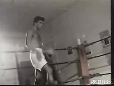 Два сексуальных мужчины борются