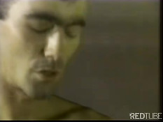 Мальчики трахаются в помещении