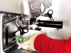 Выпила капучино и закусила его спермой